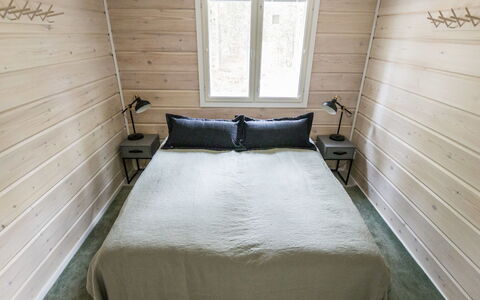 Villa Galdu a: Legna, Pavimentazione, Pavimento, Camera Da Letto, Interior Design, Pavimento In Legno, Letto, Camera, Lenzuolo, Soffitto