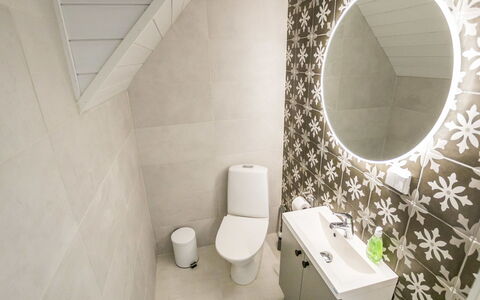 Villa Galdu a: Pavimentazione, Pavimento, Idraulico Fixture, Bagno, Interior Design, Toilet Seat, Gabinetto, Lavandino Del Bagno, Idraulico, Piastrella