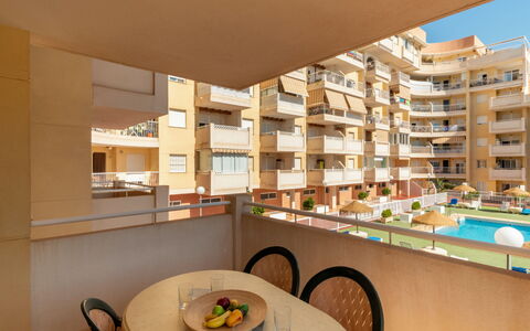 Las Mariposas: Tavolo, Mobilia, Mensola, Sedia, Costruzione, Scaffalature, Legna, Architettura, Interior Design, Pavimento