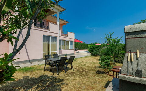 Goga: Costruzione, Cielo, Pianta, Azzurro, Shade, Finestra, Villetta, Lotto, Casa, Mobili Da Esterno