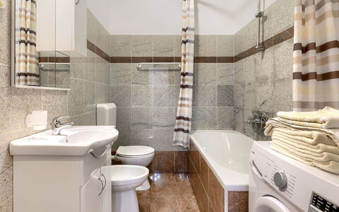 Goga: Lavanderia, Specchio, Lavello, Idraulico Fixture, Proprietà, Lavandino Del Bagno, Rubinetto, Bagno, Viola, Interior Design
