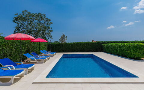 Goga: Acqua, Cielo, Pianta, Piscina, Costruzione, Nube, Azzurro, Rettangolo, Ombrello, Shade