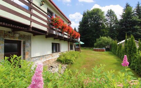 Harrachov Pool & Garden: Pianta, Fiore, Proprietà, Cielo, Costruzione, Nube, Natura, Foglia, Botanica, Albero