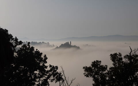 Villa La Cicogna Tuscany: Atmosfera, Cielo, Nube, Albero, Paesaggio Naturale, Ramo, Montagna, Corpo D'Acqua, Fenomeno Atmosferico