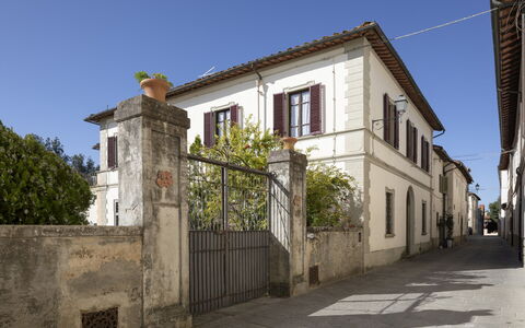 Villa La Cicogna Tuscany: Cielo, Finestra, Costruzione, Pianta, Albero, Casa, Porta, Urban Design, Zona Residenziale, Manto Stradale