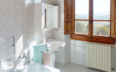 Villa La Cicogna Tuscany: Specchio, Idraulico Fixture, Rubinetto, Proprietà, Lavandino Del Bagno, Lavello, Bagno, Interior Design, Finestra, Legna