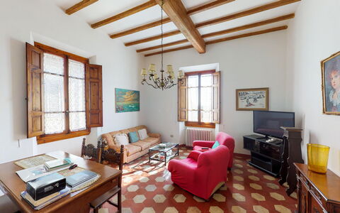 Villa La Cicogna Tuscany: Mobilia, Cornice, Proprietà, Finestra, Tavolo, Divano, Costruzione, Legna, Interior Design, Illuminazione