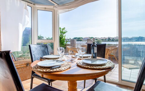 Belle Ile 1: Tavolo, Proprietà, Mobilia, Costruzione, Cielo, Azzurro, Finestra, Interior Design, Legna, Sedia