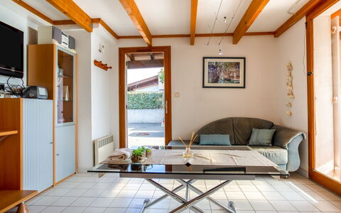 Belle Ile 1: Proprietà, Mobilia, Tavolo, Legna, Interior Design, Illuminazione, Architettura, Shade, Pavimento, Pavimentazione
