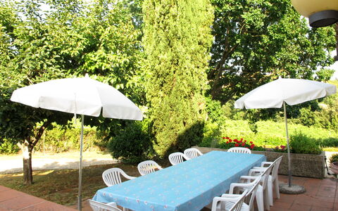 Villa Magna + Dependance: Tavolo, Cielo, Proprietà, Mobilia, Pianta, Sedia, Azzurro, Shade, Interior Design, Architettura