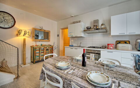 Casa Riva: Proprietà, Mobilia, Cabinetry, Controsoffitto, Legna, Tavola, Interior Design, Illuminazione, Cucina, Scaffalature