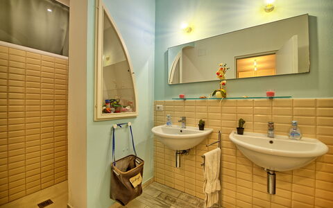 Casa Riva: Specchio, Rubinetto, Lavello, Idraulico Fixture, Proprietà, Lavandino Del Bagno, Costruzione, Bagno, Viola, Legna