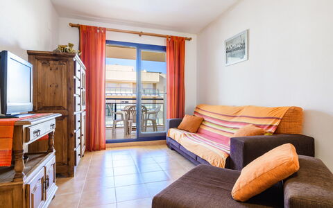 Las Dunas: Proprietà, Mobilia, Cabinetry, Comfort, Finestra, Divano, Legna, Interior Design, Cuscino, Soggiorno