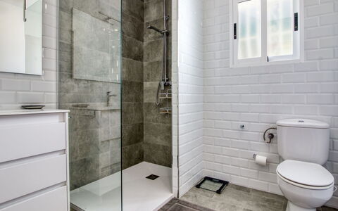 Bellvue: Proprietà, Idraulico Fixture, Costruzione, Bagno, Nero, Pavimentazione, Pavimento, Linea, Parete