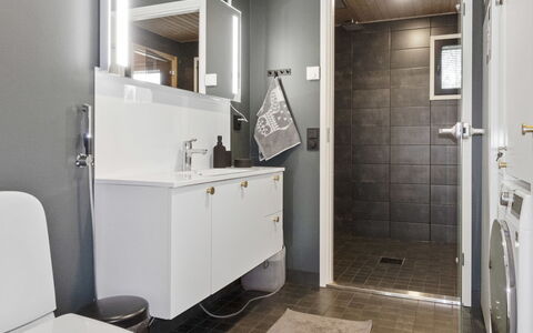 Villa Horihane: Pavimentazione, Parete, Idraulico Fixture, Interior Design, Pavimento, Toilet Seat, Gabinetto, Mobiletto Del Bagno, Bagno, Lavello