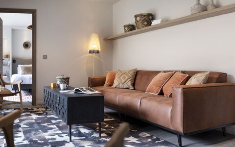 Tignes 660: Marrone, Mobilia, Cornice, Proprietà, Tavolo, Divano, Comfort, Legna, Costruzione, Interior Design