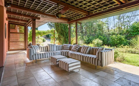 Villa Pancole: Pianta, Portico, Shade, Interior Design, Legna, Albero, Mobili Da Esterno, Paesaggio, Immobiliare, Tempo Libero