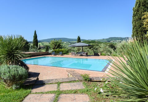 Villa Pancole: Acqua, Pianta, Proprietà, Cielo, Piscina, Azzurro, Paesaggio Naturale, Costruzione, Albero, Rettangolo