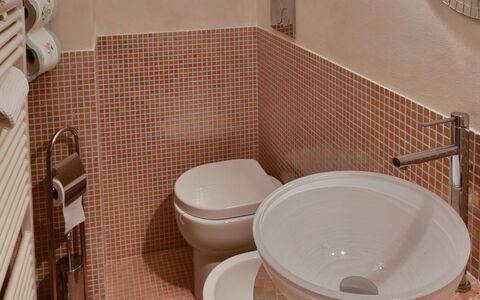 La Quiete: Marrone, Idraulico Fixture, Rubinetto, Lavandino Del Bagno, Proprietà, Lavello, Bagno, Dishware, Interior Design, Viola