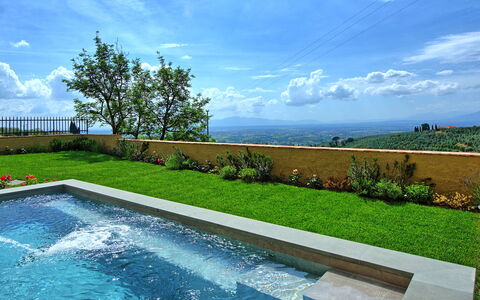 Casa Lionardo: Nube, Acqua, Cielo, Pianta, Giorno, Azzurro, Paesaggio Naturale, Rettangolo, Albero, Piscina