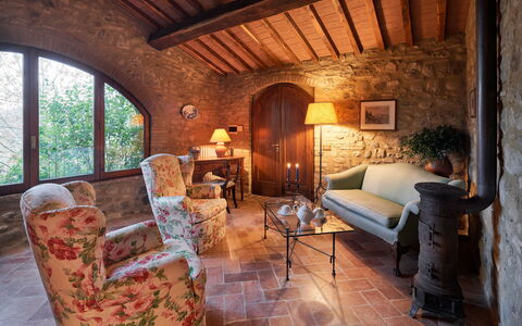 Borgo Al Castello: Mobilia, Costruzione, Divano, Tavolo, Interior Design, Soggiorno, Legna, Pavimentazione, Pavimento, Cornice