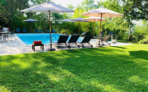 Borgo Al Castello: Pianta, Proprietà, Mobilia, Shade, Albero, Mobili Da Esterno, Lotto, Acqua, Ombrello, Tempo Libero