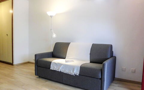 Le Pramouny: Mobilia, Camera, Divano, Proprietà, Pavimento, Divano Letto, Interior Design, Parete, Illuminazione, Soggiorno