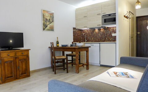 Le Pramouny: Tavolo, Proprietà, Cabinetry, Costruzione, Cornice, Legna, Cassettiera, Cassetto, Illuminazione, Sedia