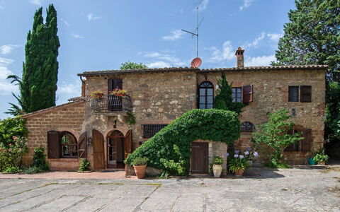 Villa Pania: Cielo, Pianta, Nube, Costruzione, Finestra, Albero, Casa, Villetta, Porta, Erba