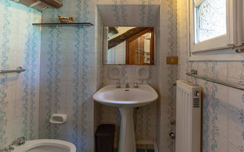 Villa Pania: Specchio, Rubinetto, Idraulico Fixture, Lavello, Proprietà, Lavandino Del Bagno, Bagno, Viola, Legna, Interior Design