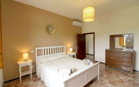 Casa Angela: Letto, Mobilia, Camera Da Letto, Interior Design, Pavimento, Parete, Pavimentazione, Lenzuolo, Legna, Bedding