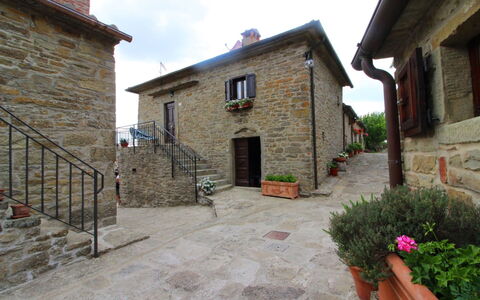 La Casa nel Borgo: Pianta, Costruzione, Cielo, Finestra, Proprietà, Vaso Di Fiori, Casa, Manto Stradale, Pianta Della Casa, Quartiere