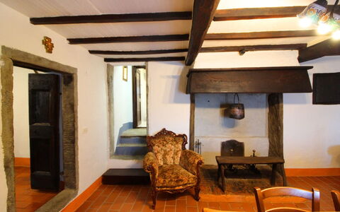 La Casa nel Borgo: Mobilia, Proprietà, Divano, Costruzione, Legna, Tavolo, Soggiorno, Pavimento, Pavimentazione, Sedia