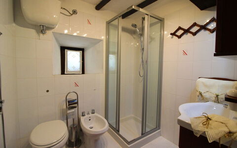 La Casa nel Borgo: Idraulico Fixture, Specchio, Proprietà, Rubinetto, Bagno, Lavello, Soffione Doccia, Viola, Interior Design