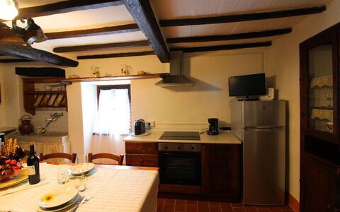 La Casa nel Borgo: Cabinetry, Proprietà, Controsoffitto, Tavola, Tavolo, Cucina, Elettrodomestico Da Cucina, Legna, Interior Design, Cucina Stufa