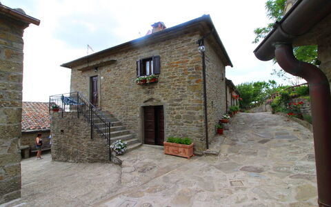 La Casa nel Borgo: Cielo, Pianta, Proprietà, Finestra, Costruzione, Albero, Casa, Villetta, Porta, Nube