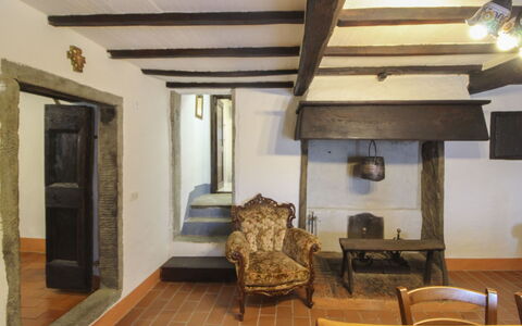 La Casa nel Borgo: Pavimentazione, Pavimento, Camera, Soffitto, Latifoglie, Color Legno