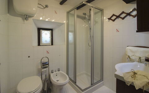 La Casa nel Borgo: Idraulico Fixture, Pavimentazione, Pavimento, Interior Design, Legna, Lavello, Lavandino Del Bagno, Bagno, Camera, Rubinetto