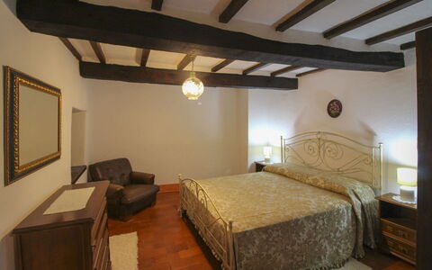 La Casa nel Borgo: Mobilia, Interior Design, Parete, Camera Da Letto, Letto, Pavimentazione, Soffitto, Legna, Pavimento, Camera
