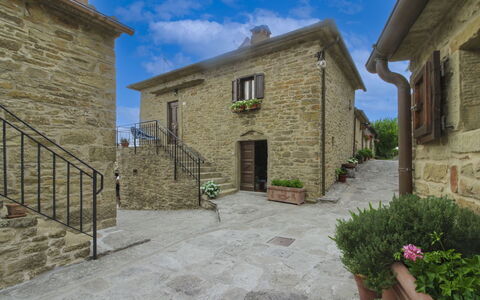 La Casa nel Borgo: Collina, Piscina, Catena Montuosa, Mobili Da Esterno, Eco Hotel, Flagstone, Ricorrere, Cresta, Landscaping, Tropici