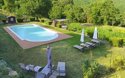 La Casa nel Borgo: Collina, Piscina, Catena Montuosa, Mobili Da Esterno, Eco Hotel, Flagstone, Ricorrere, Cresta, Landscaping, Tropici