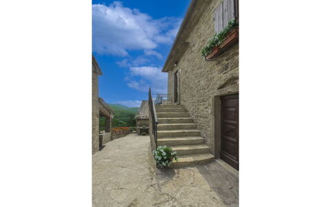 La Casa nel Borgo: Collina, Piscina, Catena Montuosa, Mobili Da Esterno, Eco Hotel, Flagstone, Ricorrere, Cresta, Landscaping, Tropici
