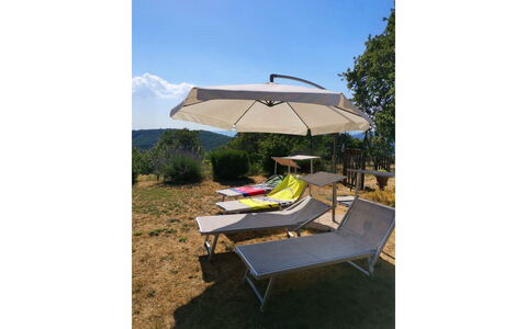 La Casa nel Borgo: Cielo, Ombrello, Shade, Mobili Da Esterno, Lettino, Tavolo Esterno, Pianta, Tinte E Ombre, Albero