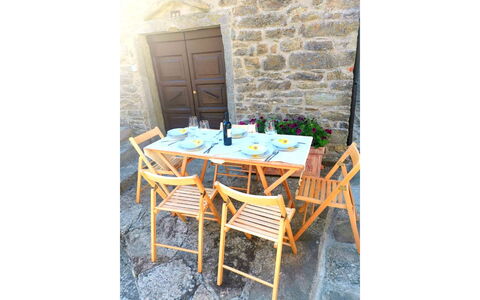 La Casa nel Borgo: Tavolo, Proprietà, Tavolo Esterno, Sedia, Azzurro, Rettangolo, Mobili Da Esterno, Legna, Cucina & Sala Da Pranzo Tavolo, Costruzione