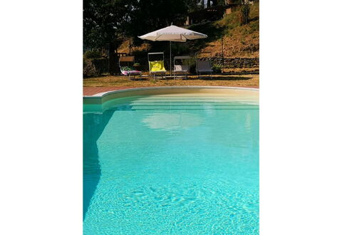 La Casa nel Borgo: Acqua, Azzurro, Rettangolo, Ombrello, Piscina, Costruzione, Shade, Mobili Da Esterno, Tempo Libero, Tinte E Ombre