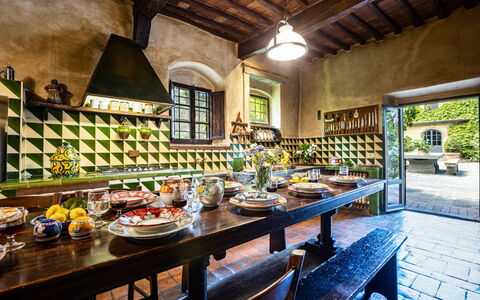 Podere La Torre: Cibo, Tavolo, Mobilia, Tavola, Costruzione, Finestra, Interior Design, Cucina, Piatto, Piatto