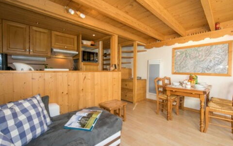 Argentière 200: Legna, Mobilia, Pavimento, Camera, Soffitto, Color Legno, Latifoglie, Villetta, Legname, Plank