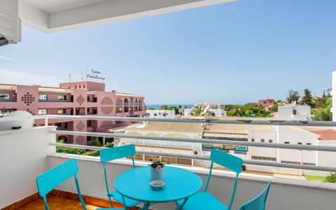 Happy Moments: Proprietà, Mobilia, Cielo, Azzurro, Sedia, Costruzione, Interior Design, Urban Design, Shade, Condominio