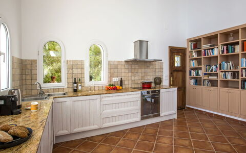 Villa El Paraiso al Mar Ambolo: Pavimentazione, Cucina, Interior Design, Parete, Cabinetry, Controsoffitto, Pavimento, Elettrodomestico Da Cucina, Credenza, Mobilia
