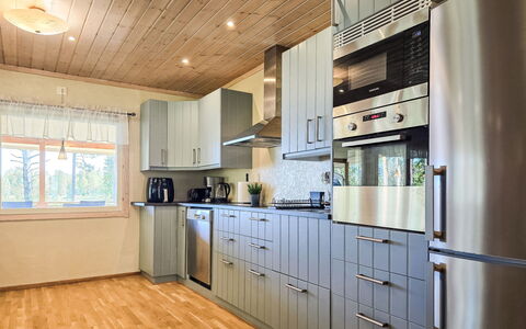 Oravajärven Talo (Ent. Suomela): Legna, Elettrodomestico Da Cucina, Cucina, Pavimentazione, Apparecchio Major, Interior Design, Soffitto, Cabinetry, Controsoffitto, Mobilia
